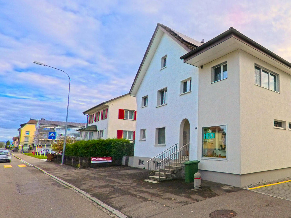 Eine ruhige Wohnstrasse mit Einfamilienhaeusern verlaeuft durch Steinach (9323, Kanton St. Gallen).