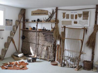 In der Steinzeitwerkstatt in Boniswil (5706, Kanton Aargau) werden Werkzeuge, Geflechte und Gegenstände aus der Pfahlbauzeit ausgestellt.