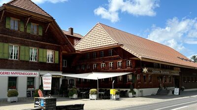 In Zollbrueck (3436, Kanton Bern) steht das traditionelle Restaurant Sternen mit seinem grossen Schindeldach und der gemuetlichen Terrasse an der Dorfstrasse.