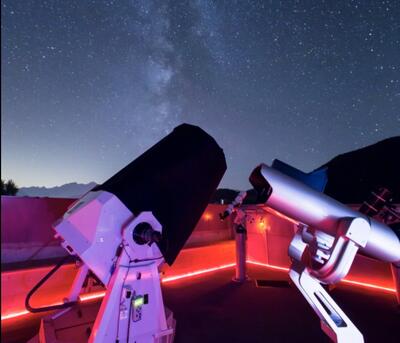 Die Sternwarte Mirasteilas in Falera (7153, Kanton Graubuenden) bietet unter klarem Sternenhimmel moderne Teleskope zur Beobachtung des Universums.