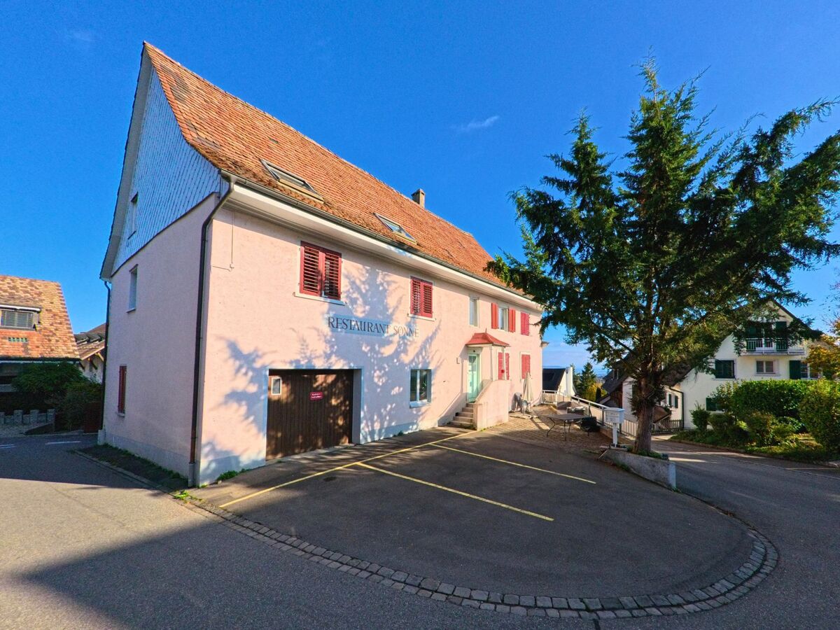 Ein Gasthaus mit Vorplatz steht an einer ruhigen Nebenstrasse in Stetten (8234, Kanton Schaffhausen).