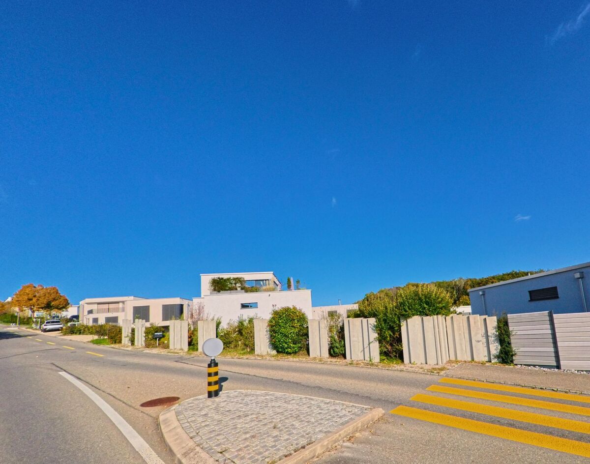 Moderne Wohngebäude mit klaren Linien stehen an einer Kreuzung in Stetten (8234, Kanton Schaffhausen).