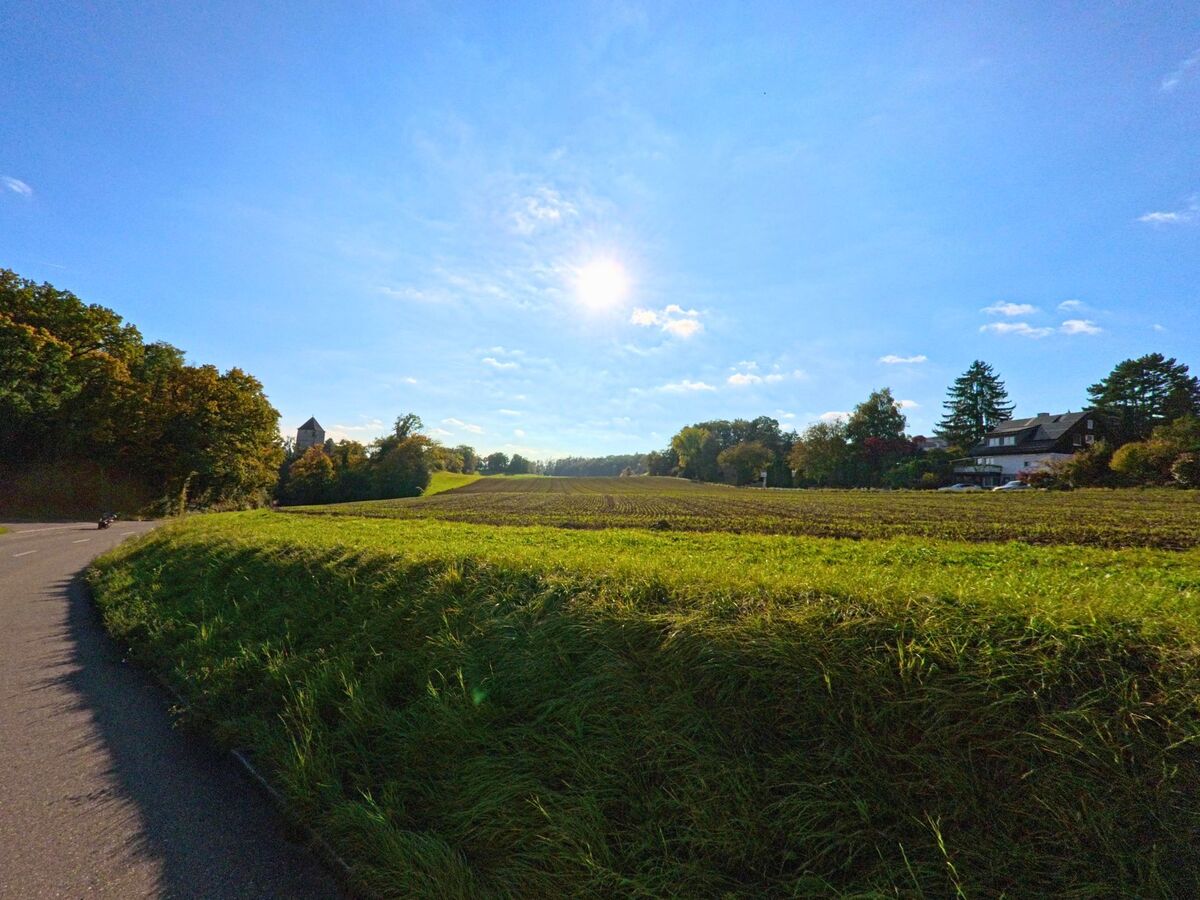 Eine weite Wiesenlandschaft erstreckt sich am Rand des Siedlungsgebiets von Stetten (8234, Kanton Schaffhausen).