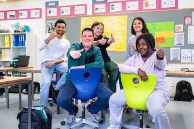 Jugendliche in einem Klassenzimmer der Stiftung Bühl in Wädenswil (8820, Kanton Zürich) zeigen Daumen hoch.
