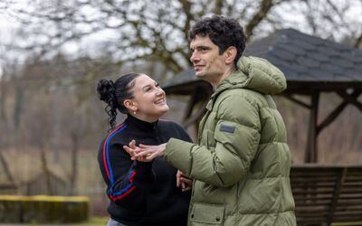 In Fehraltorf (8320, Kanton Zürich) unterhalten sich zwei Personen im Freien vor einem Holzpavillon und wirken dabei freundlich und entspannt.