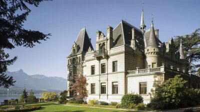 Das Schloss Huenegg in Hilterfingen (3652, Kanton Bern) steht inmitten einer gepflegten Parkanlage mit Blick auf den Thunersee und die umliegenden Berge.