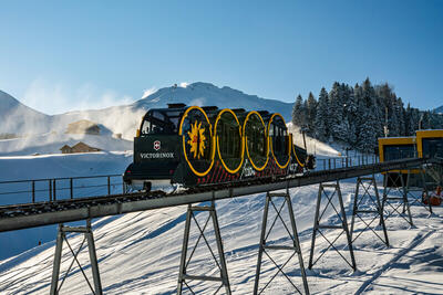 Die Standseilbahn der Stoosbahnen AG in Stoos (6433, Kanton Schwyz) faehrt im Winter durch eine verschneite Berglandschaft und verbindet das Tal mit dem Bergdorf.