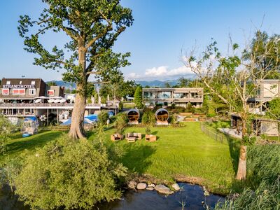 In Schmerikon (8716, Kanton St. Gallen) liegt das Strandhotel direkt am See mit grossem Garten, modernen Gebaeuden und Sitzplaetzen im Gruenen.