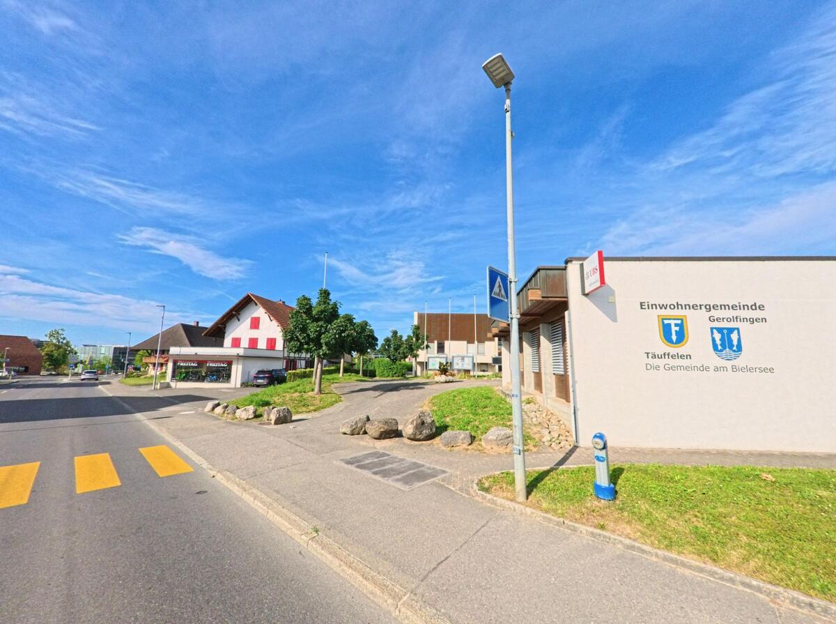 In Täuffelen (2575, Kanton Bern) zeigt ein Verwaltungsgebäude mit Schriftzug der Einwohnergemeinde Gerolfingen und Täuffelen die Zusammenarbeit der Gemeinden am Bielersee.