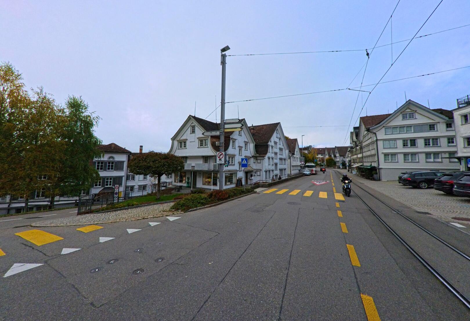 Entlang der leicht ansteigenden Hauptstrasse in Teufen (9012, Kanton Appenzell Ausserrhoden) stehen traditionelle weisse Hauser mit markanten Fassaden.