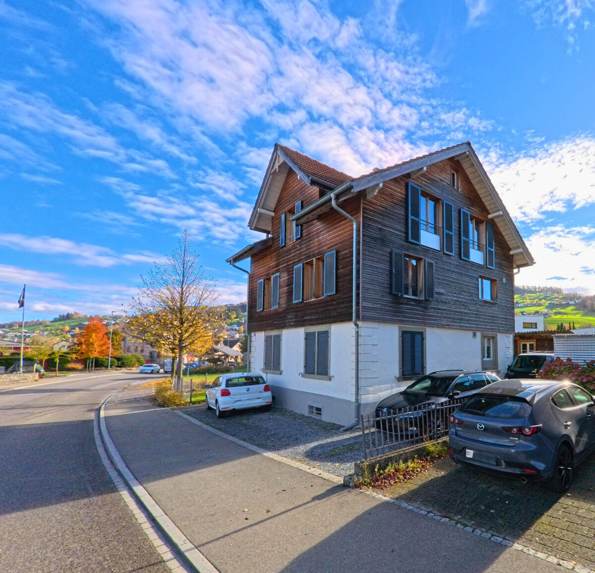 Ein traditionelles Holzhaus steht an einer Quartierstrasse im Wohngebiet von Thal (9425, Kanton St. Gallen).