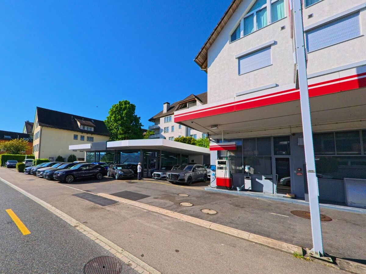 In Thalwil (8803, Kanton Zürich) befindet sich eine AVIA-Tankstelle mit angeschlossenem Autohaus direkt an einer leicht ansteigenden Hauptstrasse.