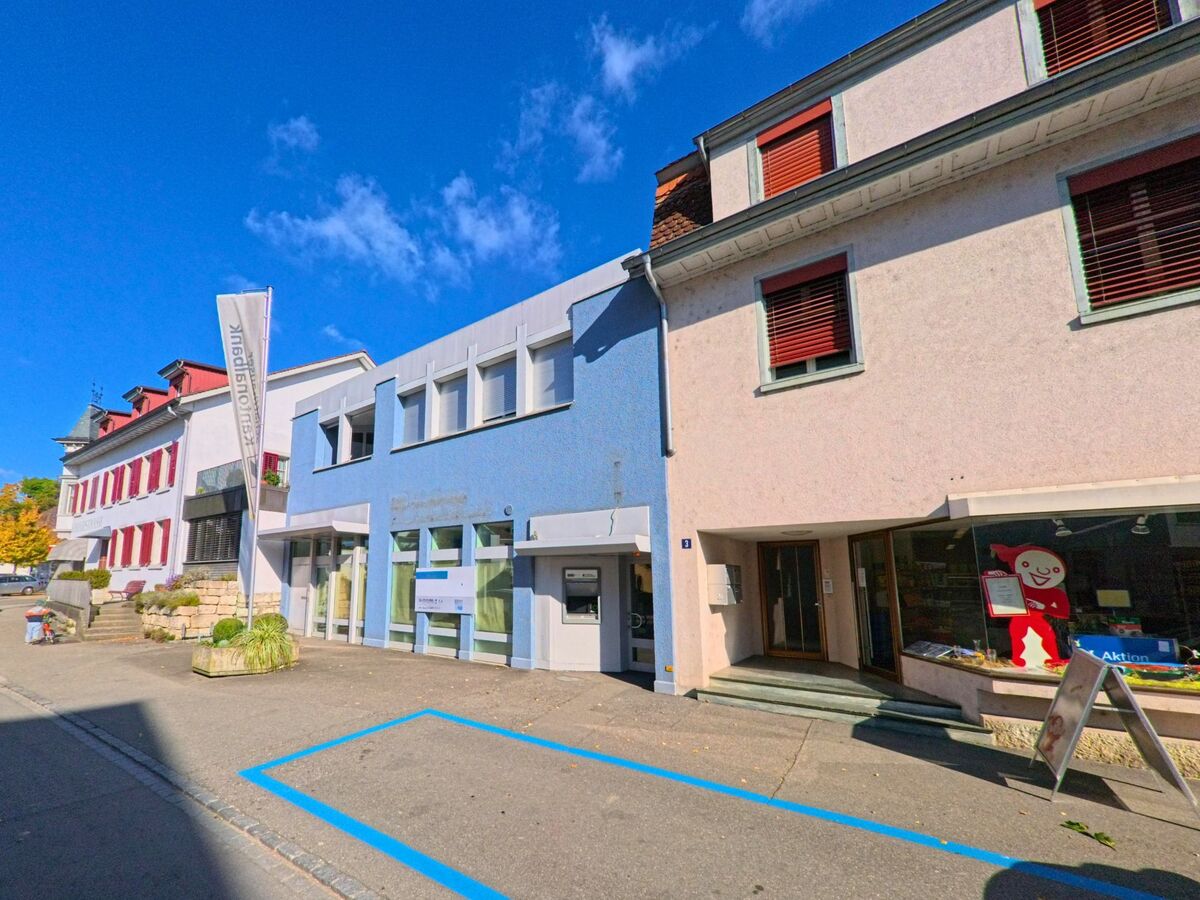 Eine Gebäudereihe mit Läden und Wohnungen prägt das Zentrum von Thayngen (8240, Kanton Schaffhausen).