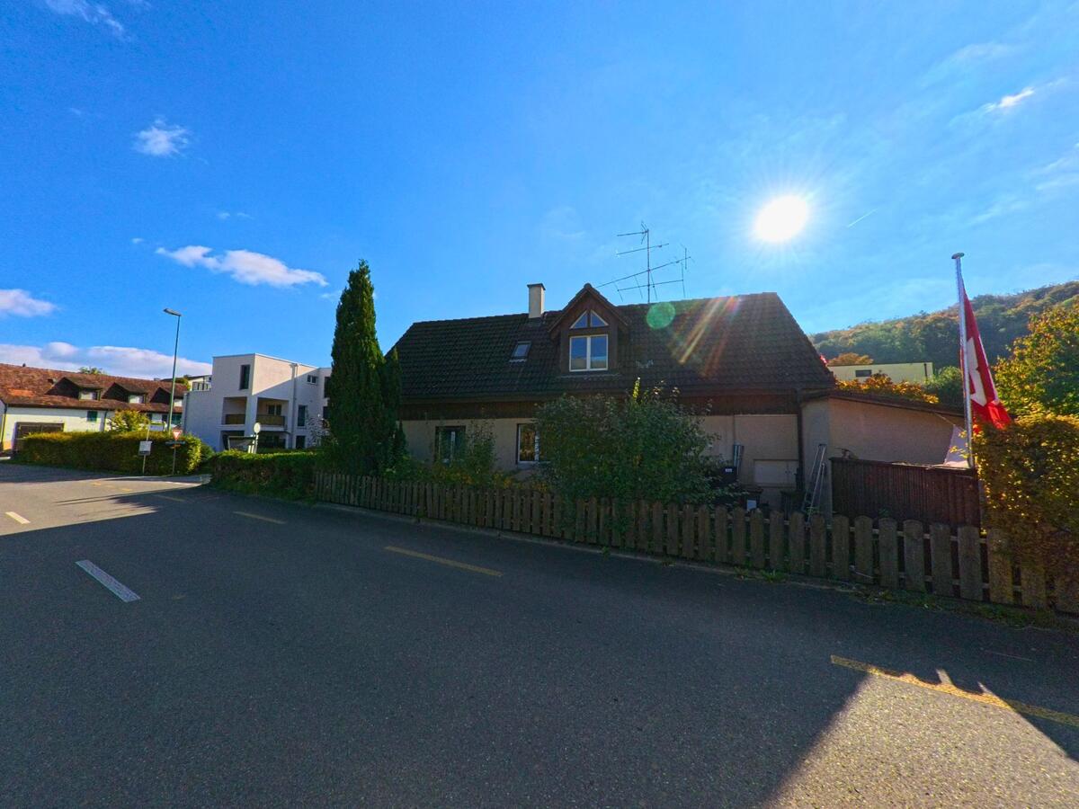 Ein Einfamilienhaus liegt ruhig an einer wenig befahrenen Strasse im Wohngebiet von Thayngen (8240, Kanton Schaffhausen).