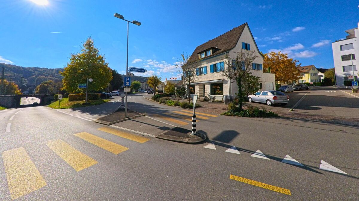 Bei einer Kreuzung mit Fussgängerstreifen verläuft der Verkehr durch Thayngen (8240, Kanton Schaffhausen).