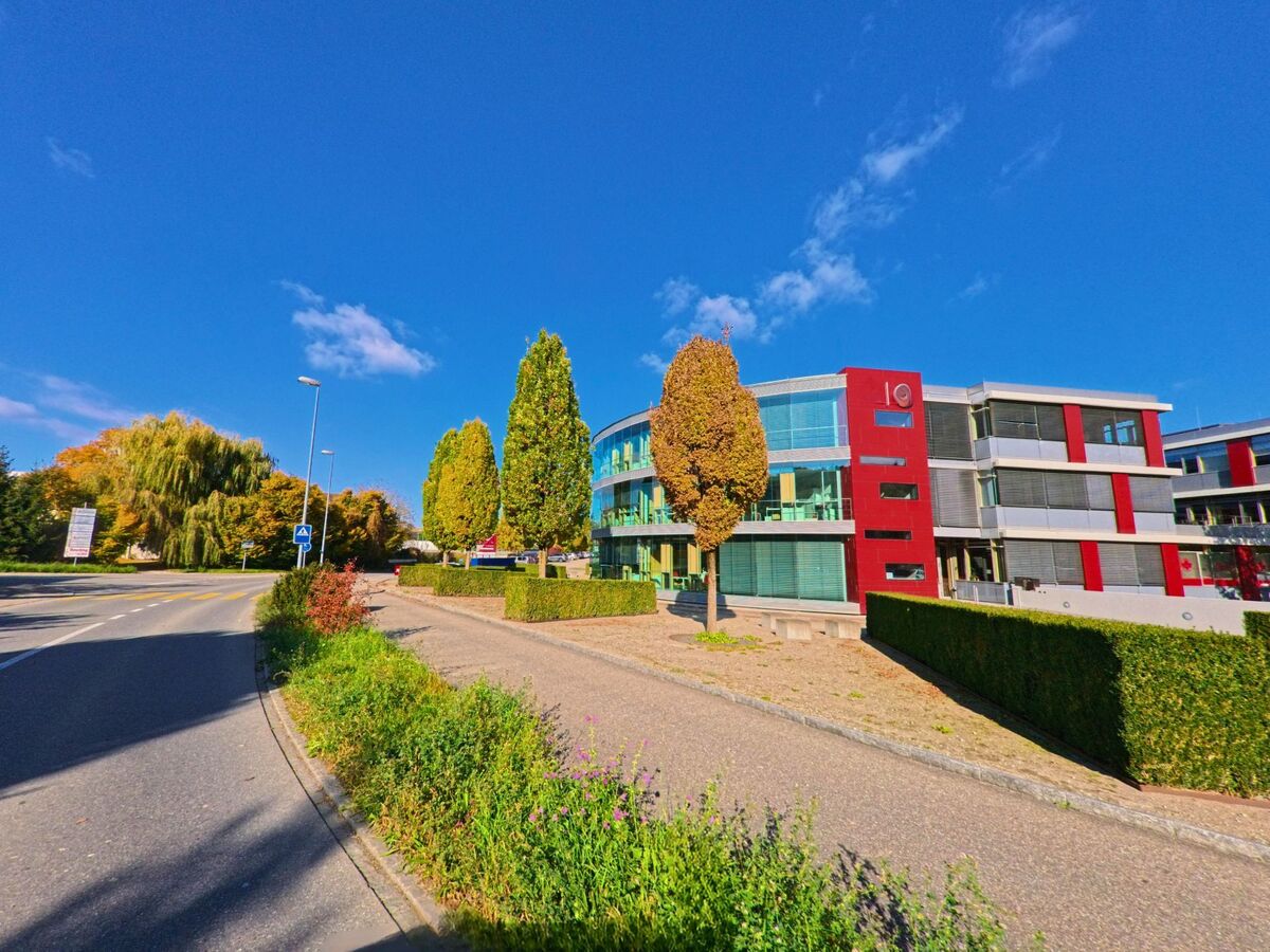Ein moderner Bau mit farbigen Akzenten steht an einem Weg im Quartier von Thayngen (8240, Kanton Schaffhausen).