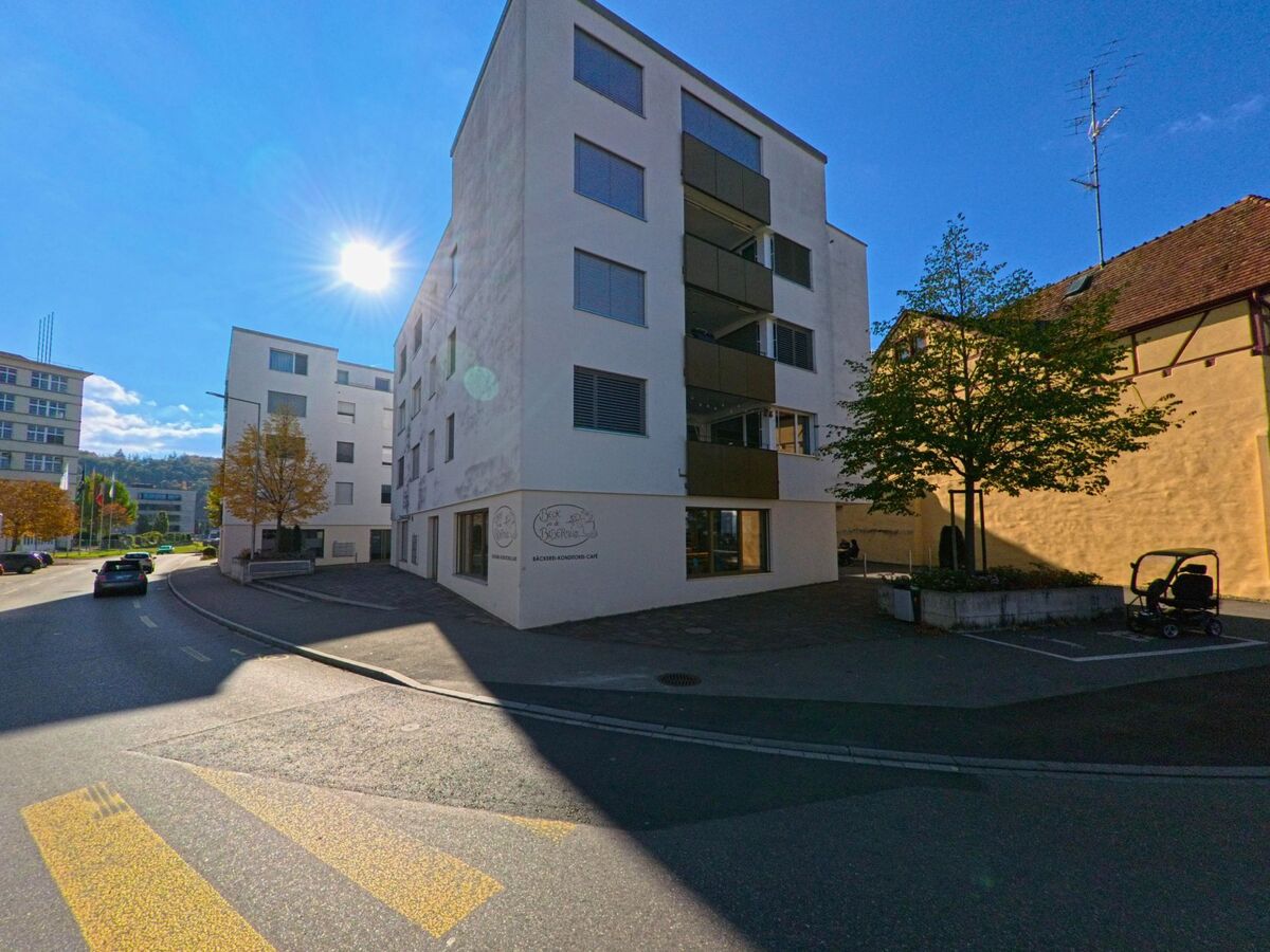 Ein modernes Wohngebäude mit klarer Fassade steht an einer Nebenstrasse in Thayngen (8240, Kanton Schaffhausen).