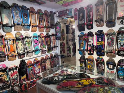 Im Geneva Skateboard Museum in Vernier (1219, Kanton Genf) sind zahlreiche farbenfrohe Skateboards mit Retro-Designs an den Waenden ausgestellt.
