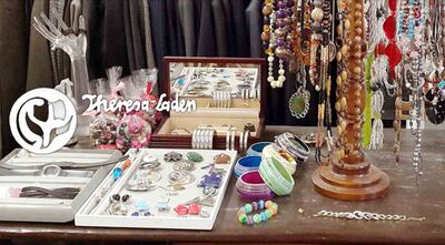 Eine Auslage mit Schmuck und Accessoires liegt auf einem Tisch in einem Laden in Jegenstorf (3303, Kanton Bern) und zeigt vielfaeltige Auswahl.