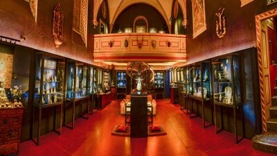 Im Tibet Museum in Gruyeres (1663, Kanton Freiburg) sind goldene und bronzene Figuren sowie religioese Kunstwerke in beleuchteten Vitrinen in einem ehemaligen Kirchenraum ausgestellt.