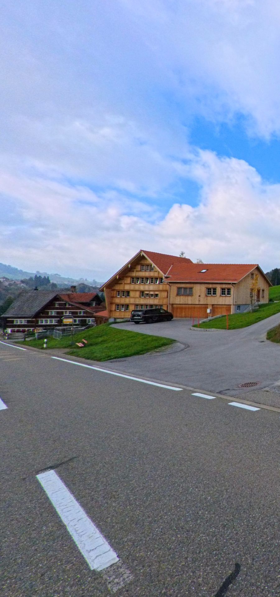 Am Ortsrand von Trogen (9043, Kanton Appenzell Ausserrhoden) steht ein grosses Holzhaus auf einer Anhöhe mit Blick ueber die huegelige Landschaft.