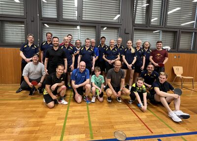Mitglieder des TTC KV Liestal versammeln sich in Liestal (4410) im Kanton Baselland mit Tischtennisschlaegern in einer Turnhalle zum Gruppenfoto.