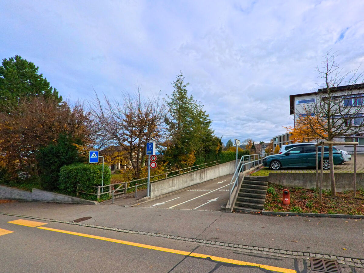 Eine Zufahrt mit Rampe führt von der Strasse zu einem Gebäude in Tübach (9327, Kanton St. Gallen).
