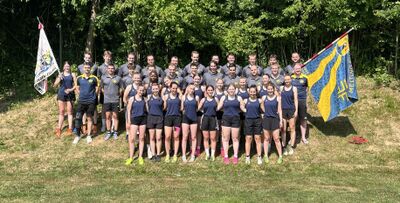 Der Turnverein Meltingen steht in Meltingen (4233, Kanton Solothurn) gemeinsam auf einer Wiese vor bewaldetem Hintergrund.