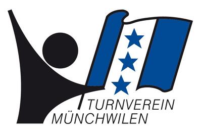 Das Logo des Turnvereins Münchwilen aus Münchwilen (9542, Kanton Thurgau) zeigt eine stilisierte Turnerfigur neben einer blau-weissen Fahne mit drei Sternen und dem Vereinsnamen.