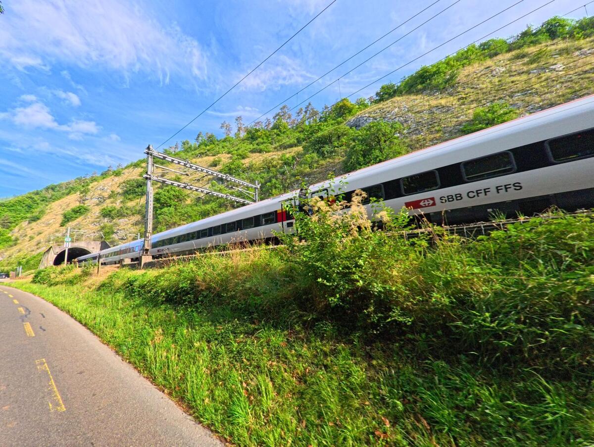 twann_2505_strasse_und_bahnlinie_bei_huegel.jpg