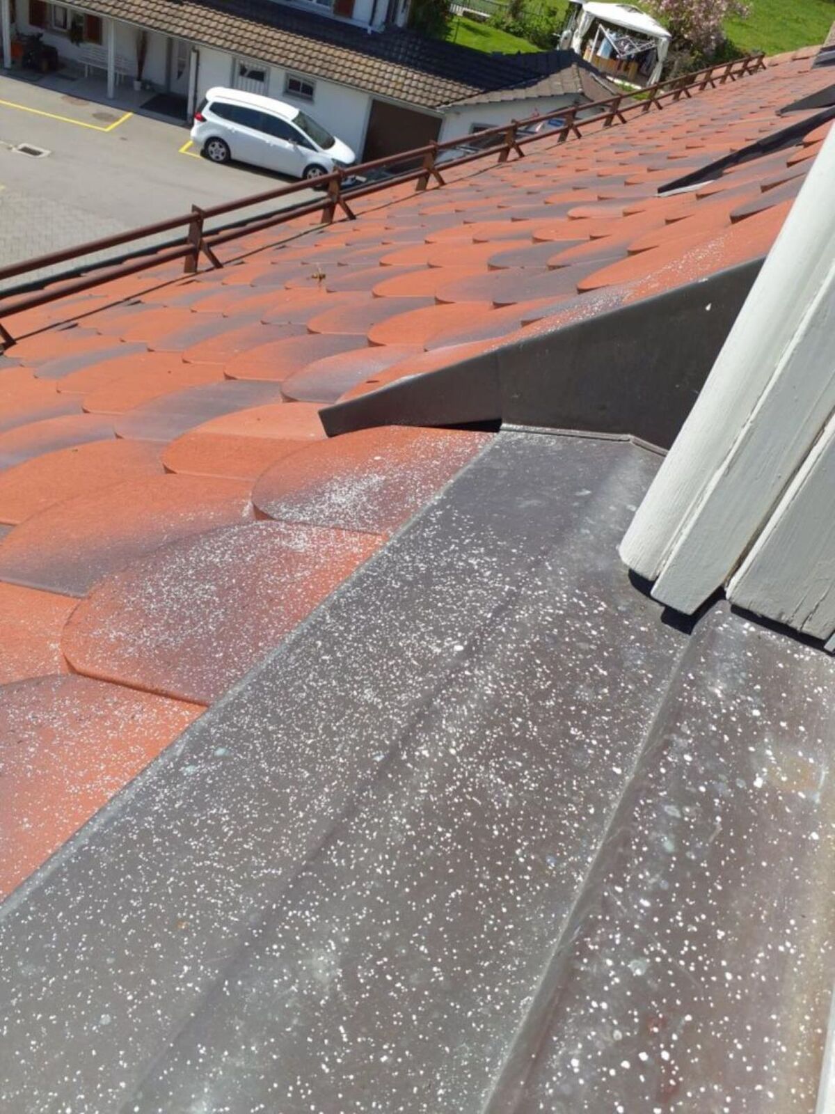 Auf einem Ziegeldach in Uetikon am See (8707, Kanton Zürich) sind unterhalb eines Fensters auffällige Kotspuren sichtbar, die auf die Anwesenheit von Mardern oder Vögeln hindeuten.