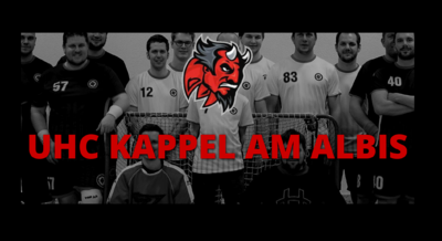Mannschaftsfoto des UHC Kappel am Albis aus Kappel am Albis (8926, Kanton Zürich). Die Spieler des Unihockeyvereins posieren in ihren Teamtrikots vor einem Tor, während das Vereinslogo mit einem roten Stierkopf sowie der Vereinsname prominent im Vordergrund dargestellt sind. Das Bild steht für Teamgeist, sportlichen Ehrgeiz und die lokale Unihockeygemeinschaft.