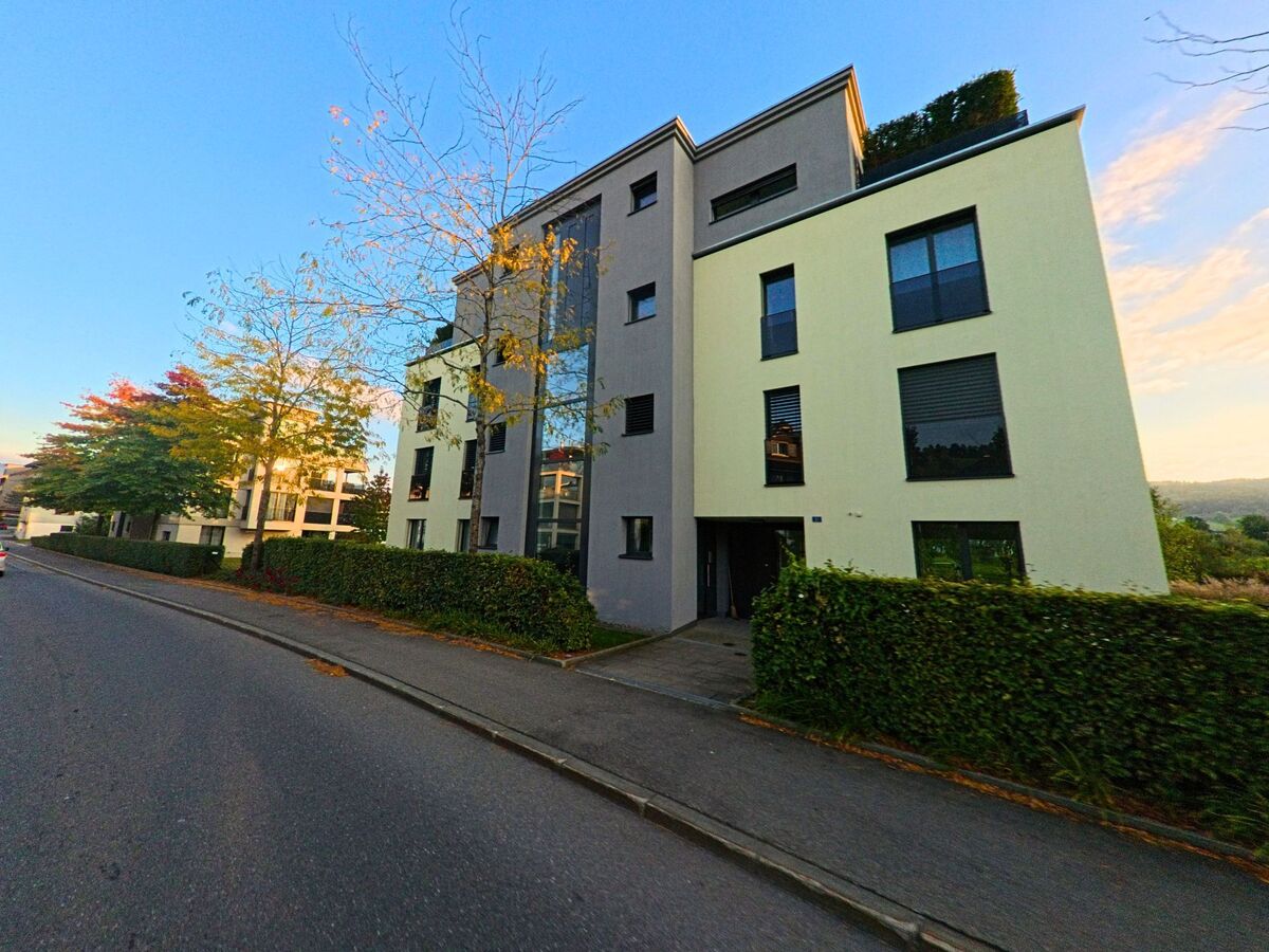 Mehrfamilienhäuser reihen sich entlang einer Nebenstrasse im Wohnquartier von Unterägeri (6314, Kanton Zug).