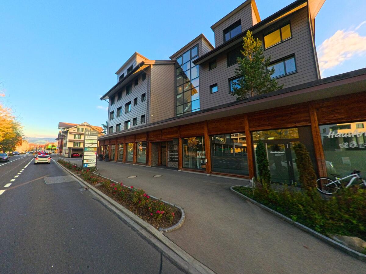 Ein zeitgemässer Neubau mit Ladenflächen befindet sich an der Strasse in Unterägeri (6314, Kanton Zug).