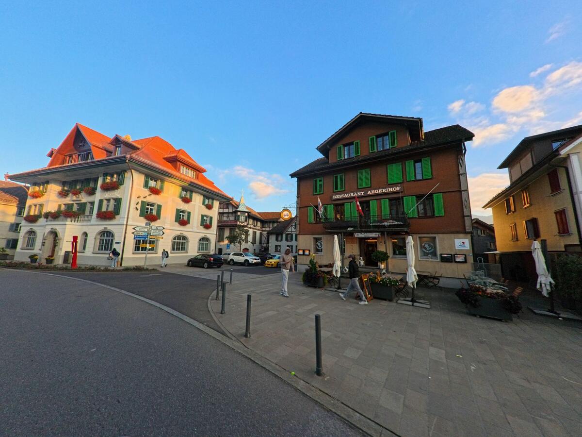 Vor traditionsreichen Häusern öffnet sich ein kleiner Platz an der Hauptstrasse von Unterägeri (6314, Kanton Zug).