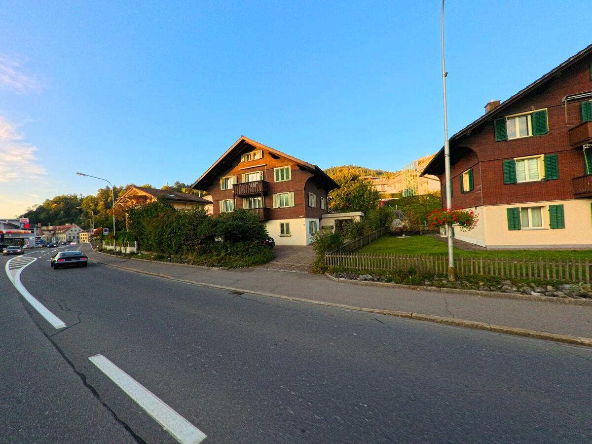 Wohnhäuser mit Vorgärten säumen eine ruhige Strasse in Unterägeri (6314, Kanton Zug).