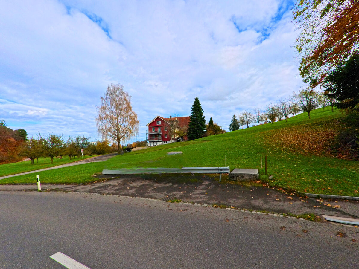 Ein Bauernhaus liegt oberhalb einer Wiese am Rand von Untereggen (9303, Kanton St. Gallen).