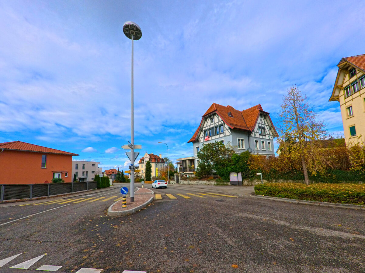 Ein kleines Wohnquartier mit Einfamilienhaeusern und Platzsituation zeigt sich in Untereggen (9303, Kanton St. Gallen).