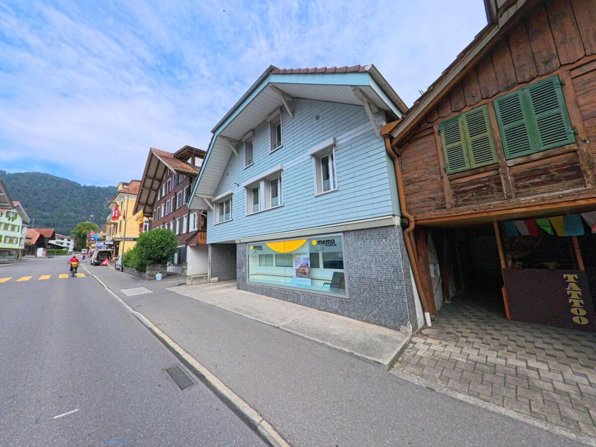 Entlang der Hauptstrasse in Unterseen (3800, Kanton Bern) reihen sich traditionelle und modern renovierte Gebäude mit kleinen Geschäften.