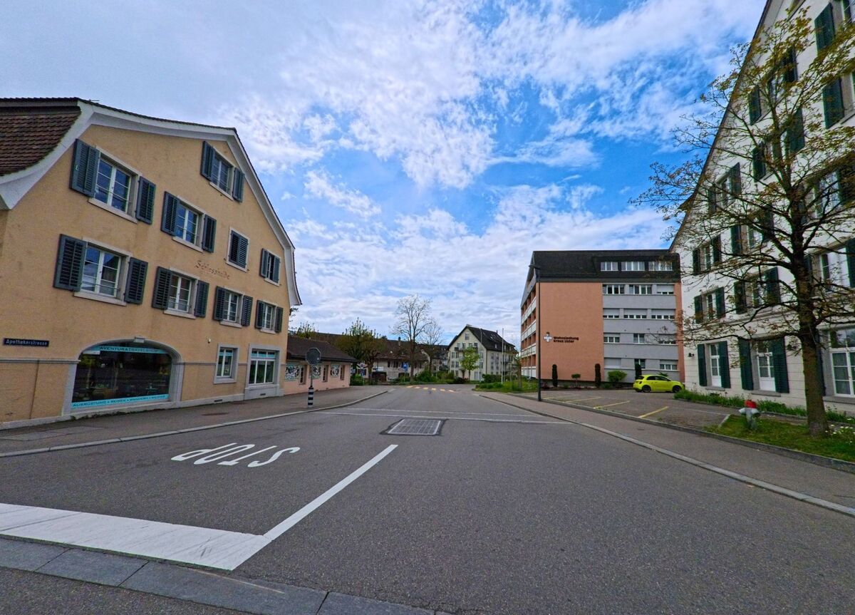 In Uster (8610, Kanton Zürich) öffnet sich an der Spitalstrasse ein ruhiges Quartier mit Wohnhäusern, einer Klinik und gepflegtem Strassenraum.