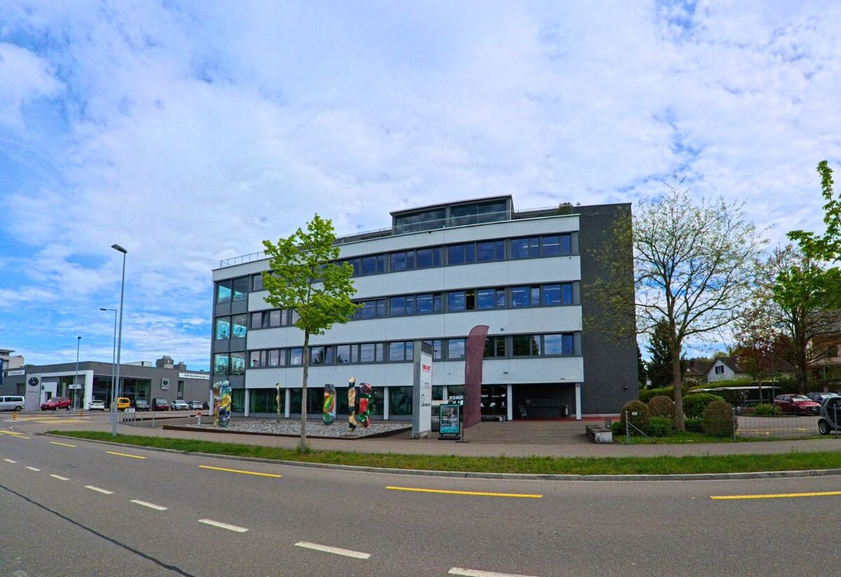 In Uster (8615, Kanton Zürich) befindet sich ein modernes Gewerbegebäude mit Fitnessstudio und Sportschule direkt an einer vielbefahrenen Strasse.