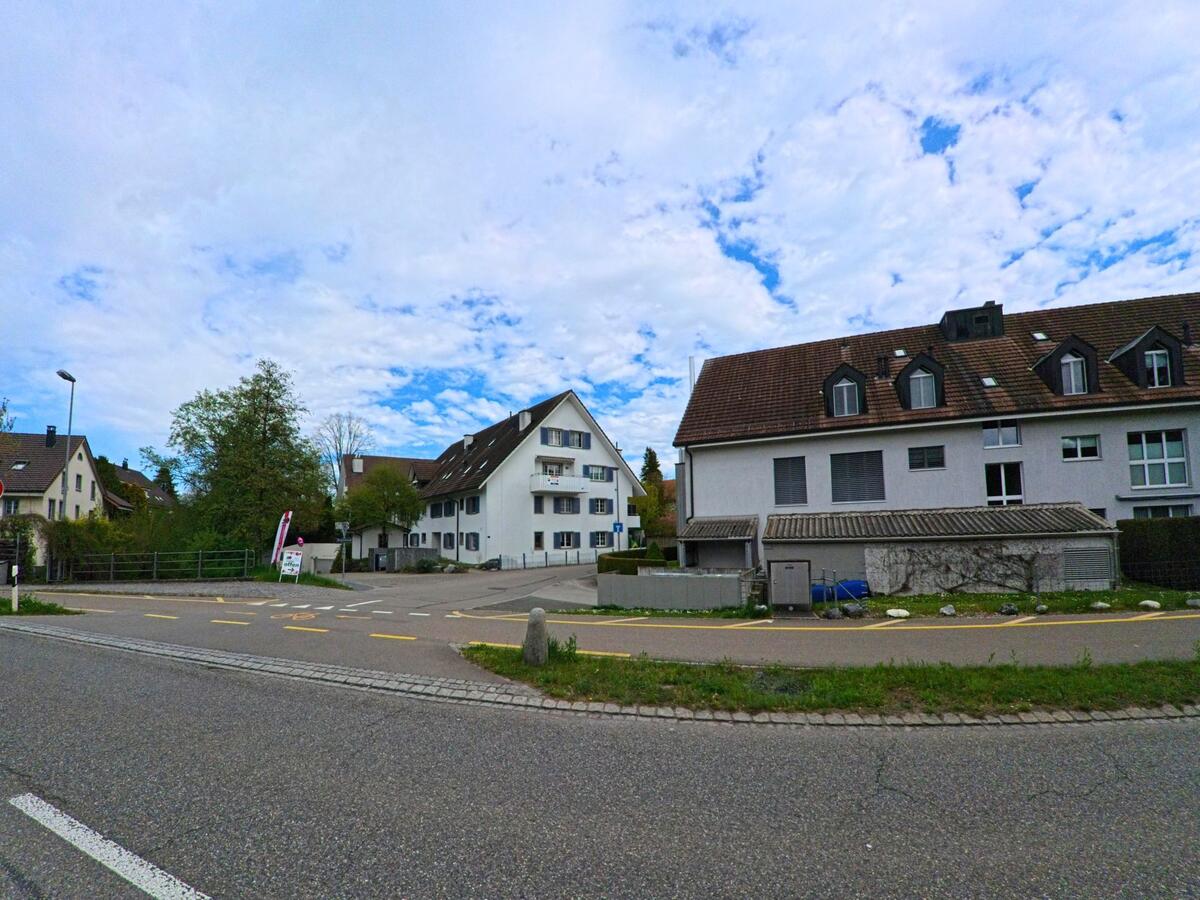  In Uster (8616, Kanton Zürich) stehen moderne und traditionelle Wohnhäuser entlang einer verkehrsberuhigten Zone mit Tempo-30-Beschränkung.