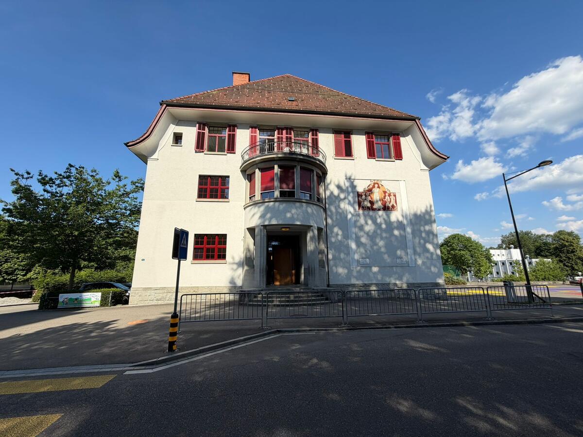 uzwil_kanton_st_gallen_historisches_gebaeude_mit_roten_fensterlaeden_und_balkon.jpeg