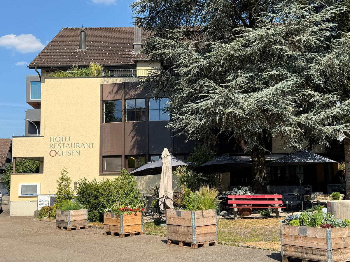 uzwil_kanton_st_gallen_hotel_restaurant_ochsen_mit_terrasse_und_nadelbaum.jpeg