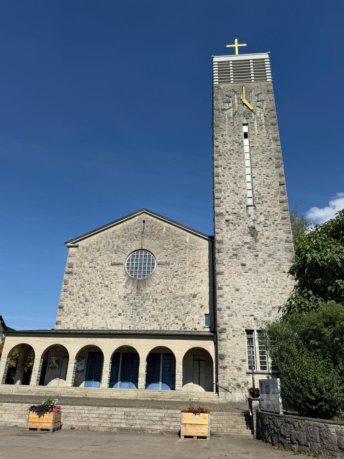 uzwil_kanton_st_gallen_kirche_mit_glockenturm_und_rundbogenarkaden.jpeg