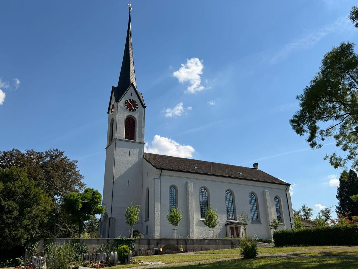 uzwil_kanton_st_gallen_kirche_mit_hohem_kirchturm_und_klassischer_architektur.jpeg
