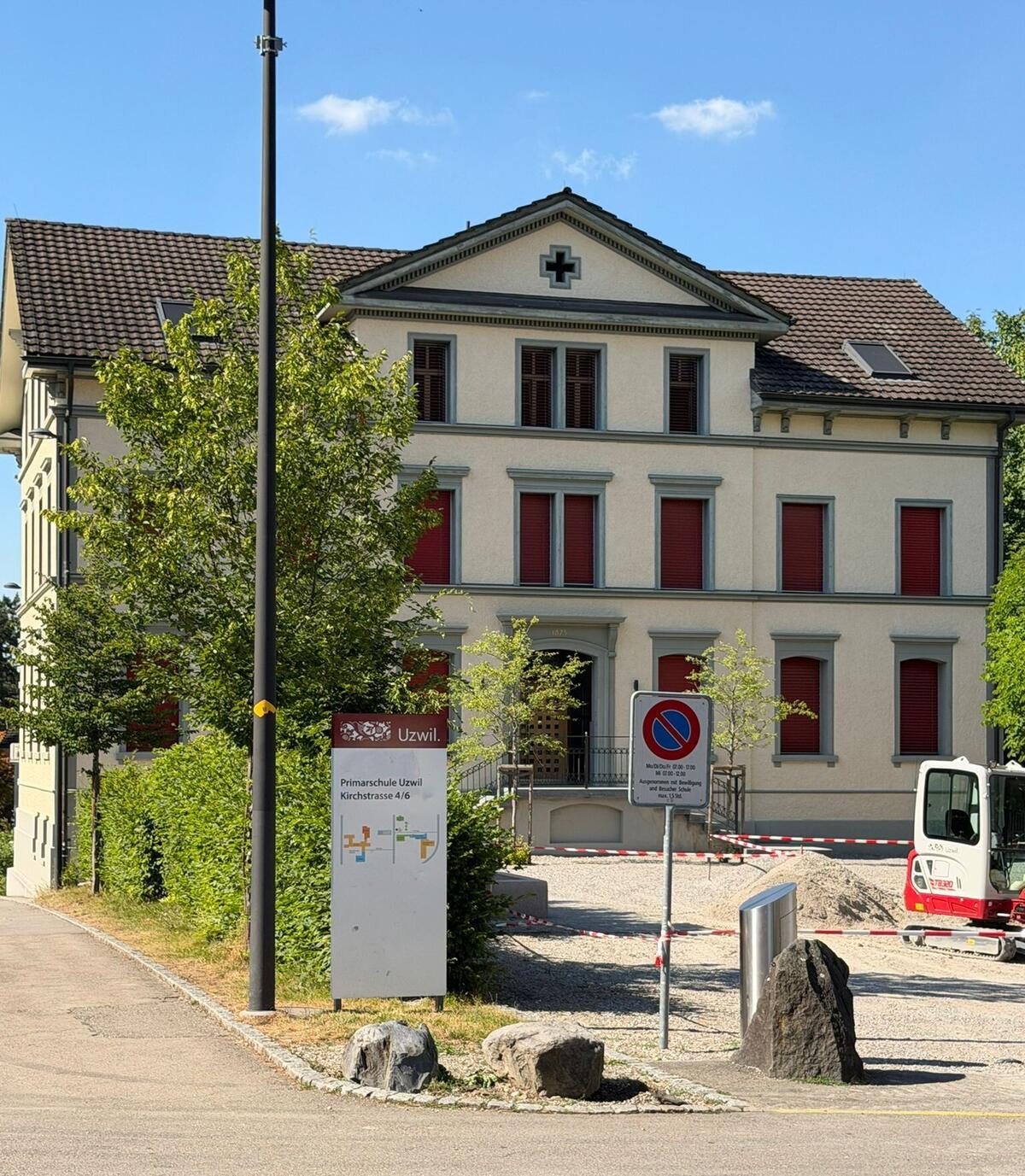 uzwil_kanton_st_gallen_primarschule_uzwil_mit_historischer_fassade_und_roten_fensterlaeden.jpeg