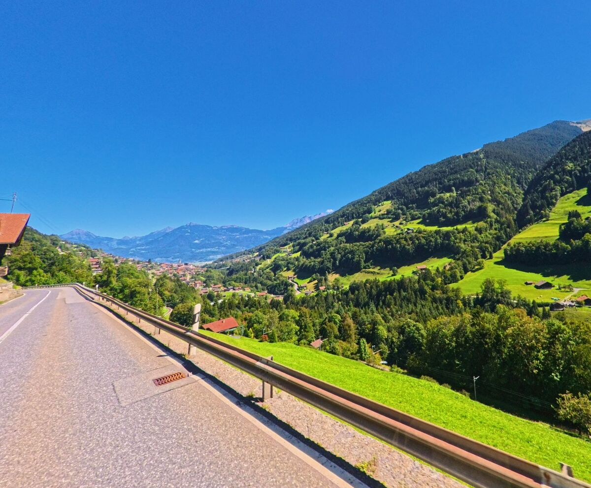 Von der Strasse in Val-d'Illiez (1873, Kanton Wallis) eröffnet sich ein weiter Blick über das Tal und die umliegenden grünen Berghänge.