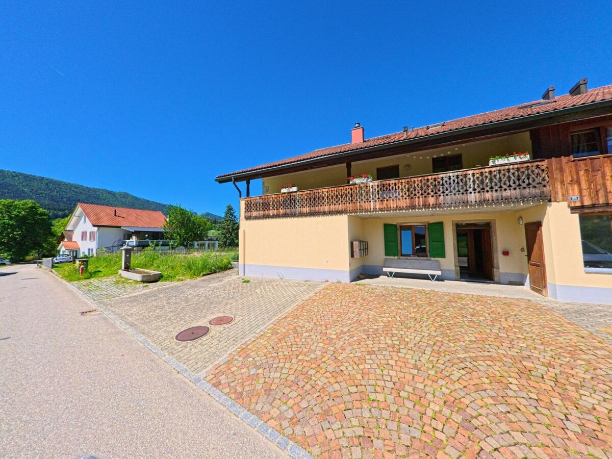 In Valbirse (PLZ 2733, Kanton Bern) stehen gepflegte Einfamilienhäuser mit Vorgärten entlang einer ruhigen Quartierstrasse am Fuss der Jurahügel.
