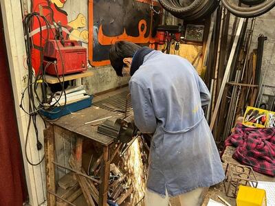 In einer Werkstatt in Uster (8610, Kanton Zürich) schleift ein Mitglied des Vereins Abenteuerspielplatz Holzwurm Metall und erzeugt dabei sichtbare Funken.